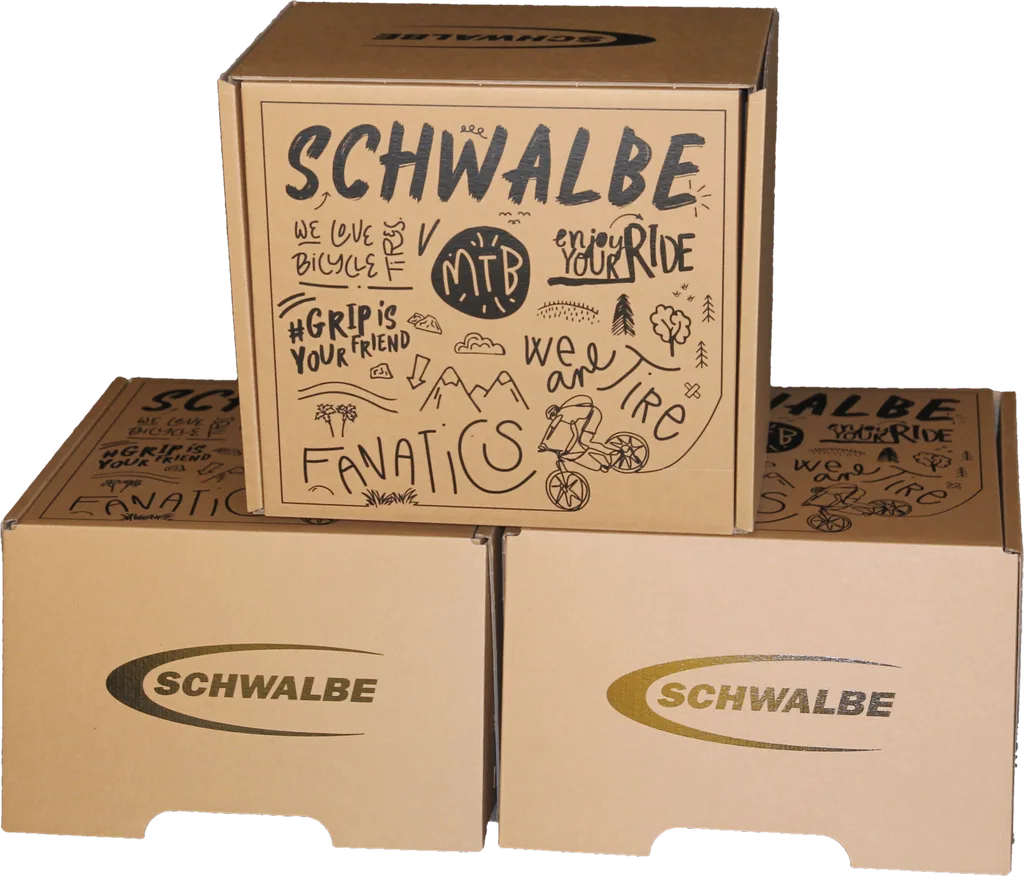 Drei bedruckte Schwalbe-Transportkartons